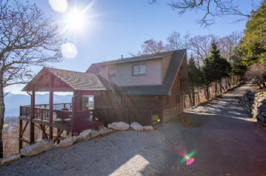 Spectacular Mountain Views and Hot Tub - Exquisite Cabin Retreat