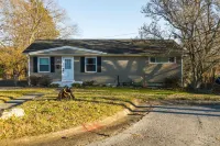 Close to Melton Lake and Vibrant Dining Options - Charming Haven Hotels in Oak Ridge