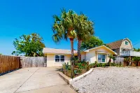 Contemporary beach house within walking distance to beach + central AC & WiFi Hotels in Upper Grand Lagoon