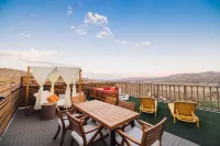 Captivating Views and Hot Tub Oasis - Stunning Desert Retreat