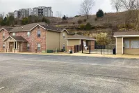 Convenient condo near the lake and city with pool access, a washer/dryer, & AC Hotel di Branson Township