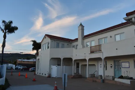 Ocean Views and Spacious Deck - Inviting Coastal Escape Отели рядом с достопримечательностью «Pismo Beach Pier»