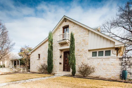 Stunning Suite - Walk To Main | A/C | WiFi | Street Parking