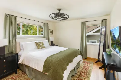 Hot Tub and BBQ Surrounded by Nature - Charming Scenic Escape Các khách sạn gần Link Light Rail - Tukwila Station
