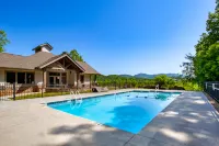 Outdoor Pool and Scenic Balcony Views - Charming Mountain Retreat Hotels in Townsend