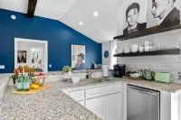 Fully remodeled downtown home with enclosed yard, fireplace, game room & deck 森特頓住宿飯店