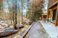 Riverfront condo with free wifi, fireplace, patio, & gas grill Hotels in Grand Lake