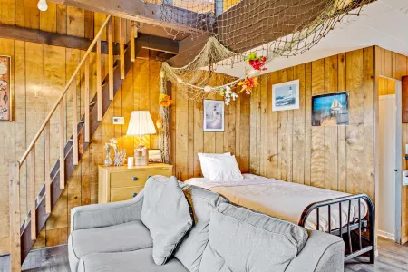 Cozy oceanfront cabin on the beach with views - dog friendly