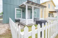 Community Pool and Bonus Loft Area - Spacious Coastal Retreat Hotels in Aransas County