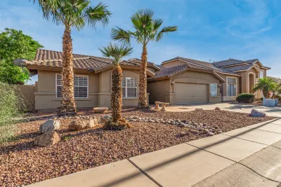 Sparkling Pool and Grassy Backyard Retreat - Gorgeous Family Oasis Hotels near HD SOUTH - Home of the Gilbert Museum