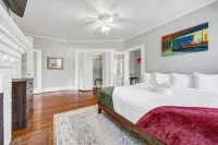 Modern Amenities Near University and Attractions - Stylish Haven