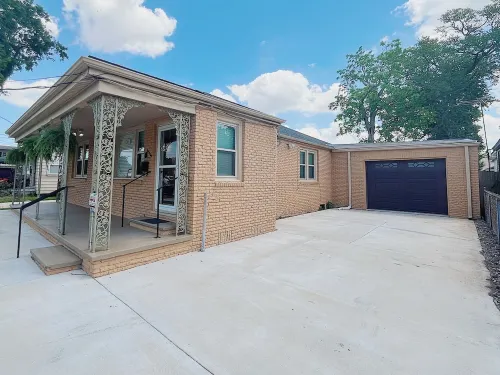 Bungalow On The Blvd - Perfect for long stays, TVs in every room, ample parking!