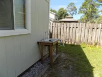 Bay Cottage Retreat on the Canal Hotels in Bellview