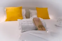 Sunny Suite with lake view Hotels in Melide