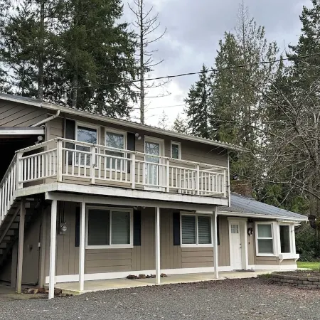 Cozy 1-bedroom suite on a small goat farm with full kitchen and living room