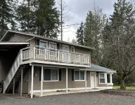 Cozy 1-bedroom suite on a small goat farm with full kitchen and living room Hotel in zona Howe Farm County Park