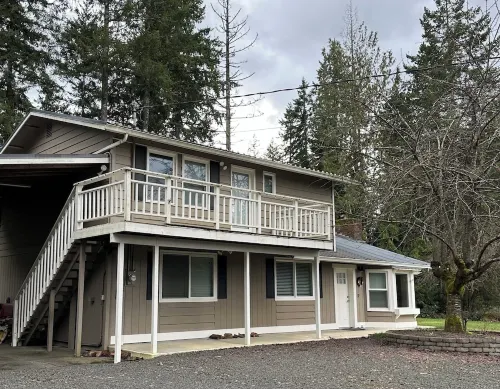 Cozy 1-bedroom suite on a small goat farm with full kitchen and living room