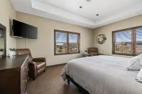 Lighthouse Lookout - 3BR / Steps to Lake Michigan & Views