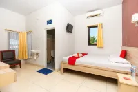 RedDoorz Plus @ Jalan Pumorow Manado Hotels in Tikala