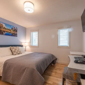 P1 - Private Hot Tub - 3 Bedroom Home - Mountain View