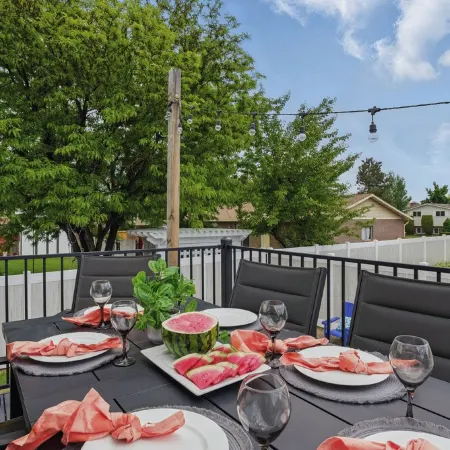 1 min from Lindon Temple- Hot tub, Sleeps 16, Xbox, Poker, 6 Bed