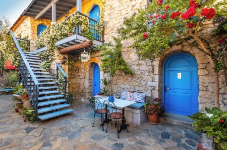 Alacati Eski Ev Hotel Отели рядом с достопримечательностью «Alacati Surf Paradise Club»