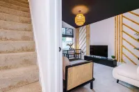 Modern & Chic Four Bedroom Home Hotels in Eccles