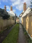 Local Pubs, Walking Routes, Cottage w Parking Hotels in 