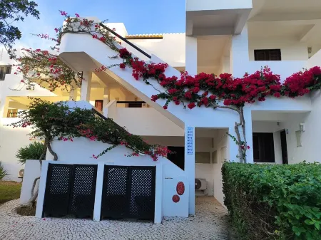 Albufeira Balaia Golf Vilage 4 with Pool by Homing Отели рядом с достопримечательностью «Пляж Фалезия»