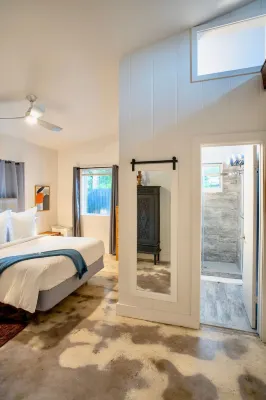 Walk to Wilton Drive - Spacious & Quiet Villa #2 HOT TUB!