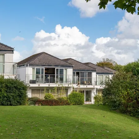 25 Coedrath Park - Sea Views from Balcony, Short Walk to Beach, Parking