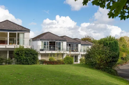 25 Coedrath Park - Sea Views from Balcony, Short Walk to Beach, Parking
