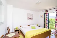 Apartment Laurel Leaf Hotels in Lovorno