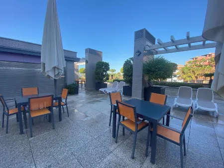 ArtPlatinum Suites&Apartments Отели рядом с достопримечательностью «Памятник Коломаресу»