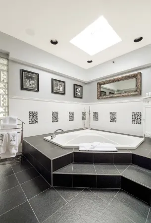 Rosellen Suites at Stanley Park Отели рядом с достопримечательностью «Spirit Gallery»