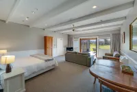 Manata Homestead & Lodge - Pool