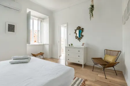 The Color Hostel Отели рядом с достопримечательностью «Триумфальная Арка на руа Аугушта»