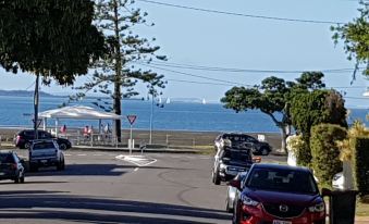 Spacious 2-Storey Home by the Bay: Sleeps 12
