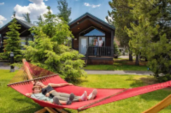 Explorer Cabins at Yellowstone Hotel a 