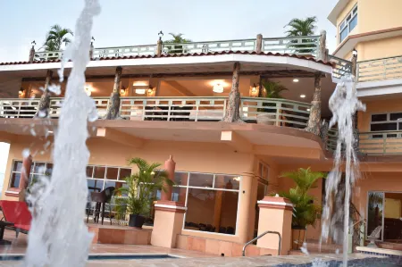 Hotel Grand A View Отели в г. Монтего-Бей