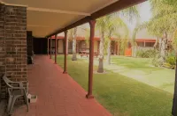 Quality Hotel Lakeside Hotels near La Trobe University Visual Arts Centre