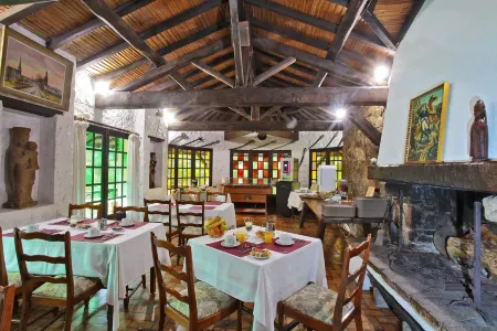 Logis Hôtel la Chaumière Отели в г. Сен-Лоран-Сюр-Севр