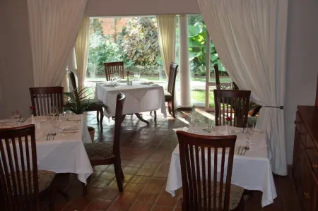 Bronte Hotel Отели в г. Хараре