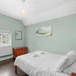 Pebble Corner with Free Parking by My Getaways - Kitchens