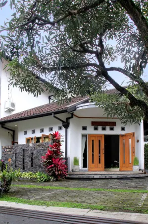 Rumah Asri Bed and Breakfast