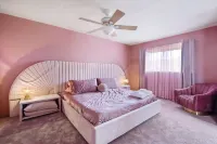 Disco House: The 70s Experience Hotels near Hi-Desert Nature Museum