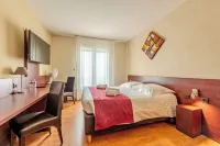 Logis Hotel Center Hoteles cerca de Faculty of Science and Technology