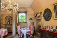 Castello di Cernusco Lombardone Hotels in Calco