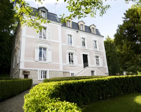 Maison Stella Cadente, Maison d'hôtes Artistique et Jardin à Provins Hotels in Provins