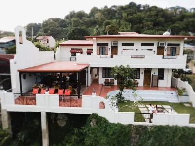 Casa Marina Bed and Breakfast Hotel di Lumban
